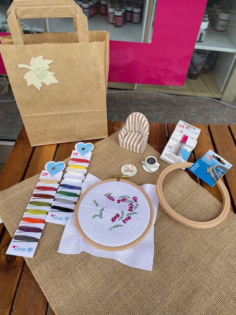 Ein Stickrahmen mit Stickutensilien